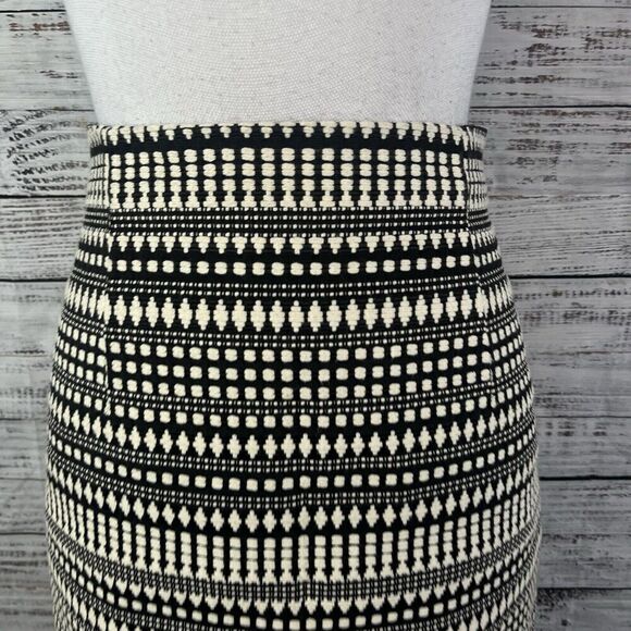 Chelsea & Theodore Skirt size 8 Black Ivory Tweed Straight Above Knee Casual - Picture 3 of 10